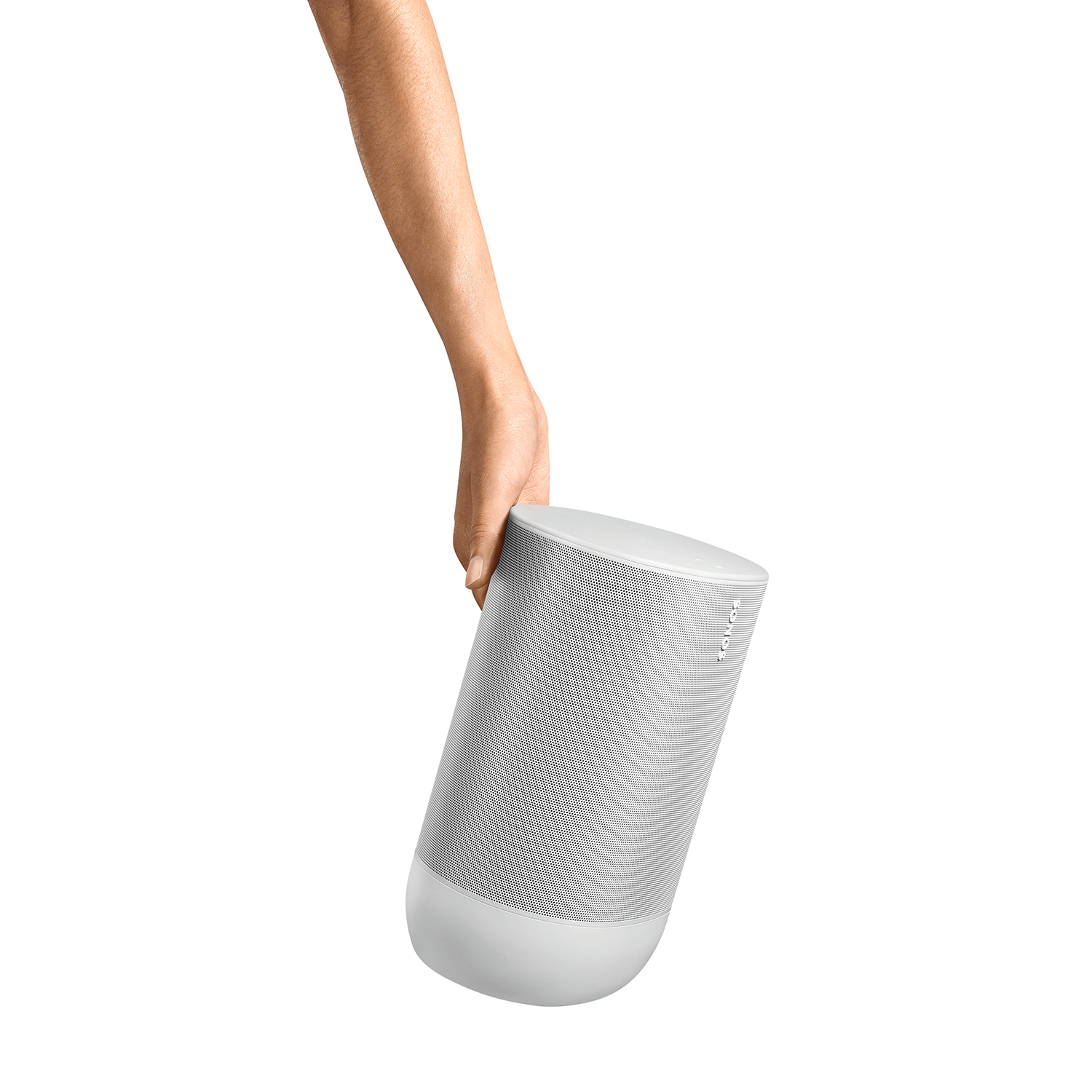 Hand die een witte speaker met een mesh voorkant vasthoudt, witte achtergrond.
