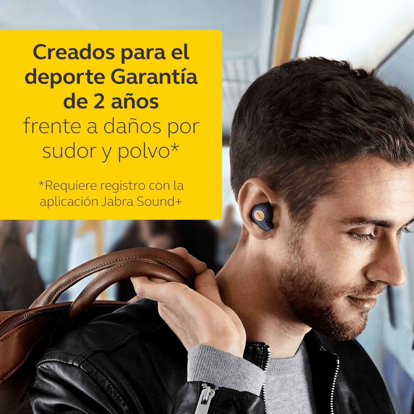 Hombre con auriculares, texto en español: Creado para deportes. 2 años de garantía.