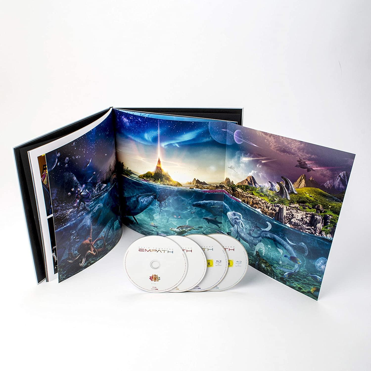 Ein offenes Buch mit Fantasy-Kunst und CDs.
