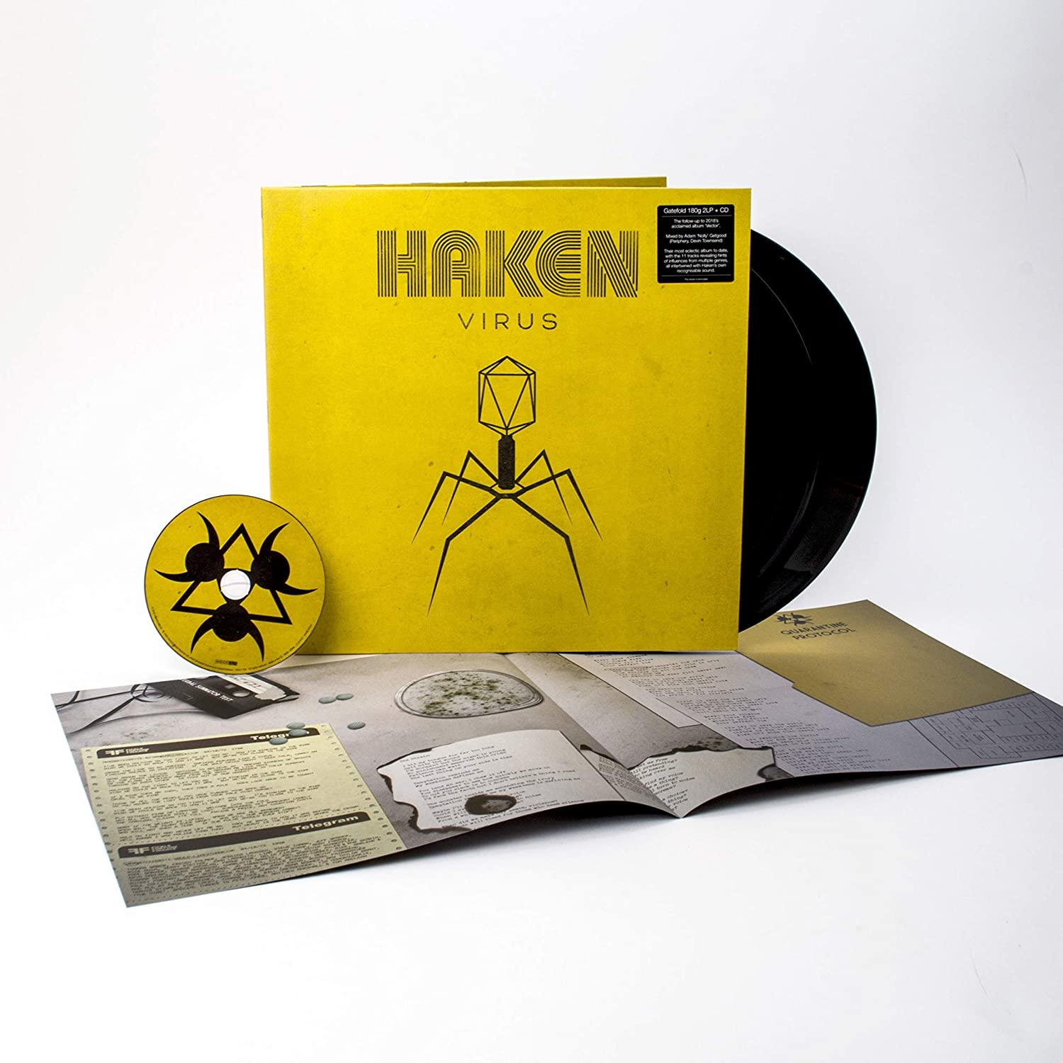 Vinylalbum met een gele hoes en een cd ernaast met songteksten.