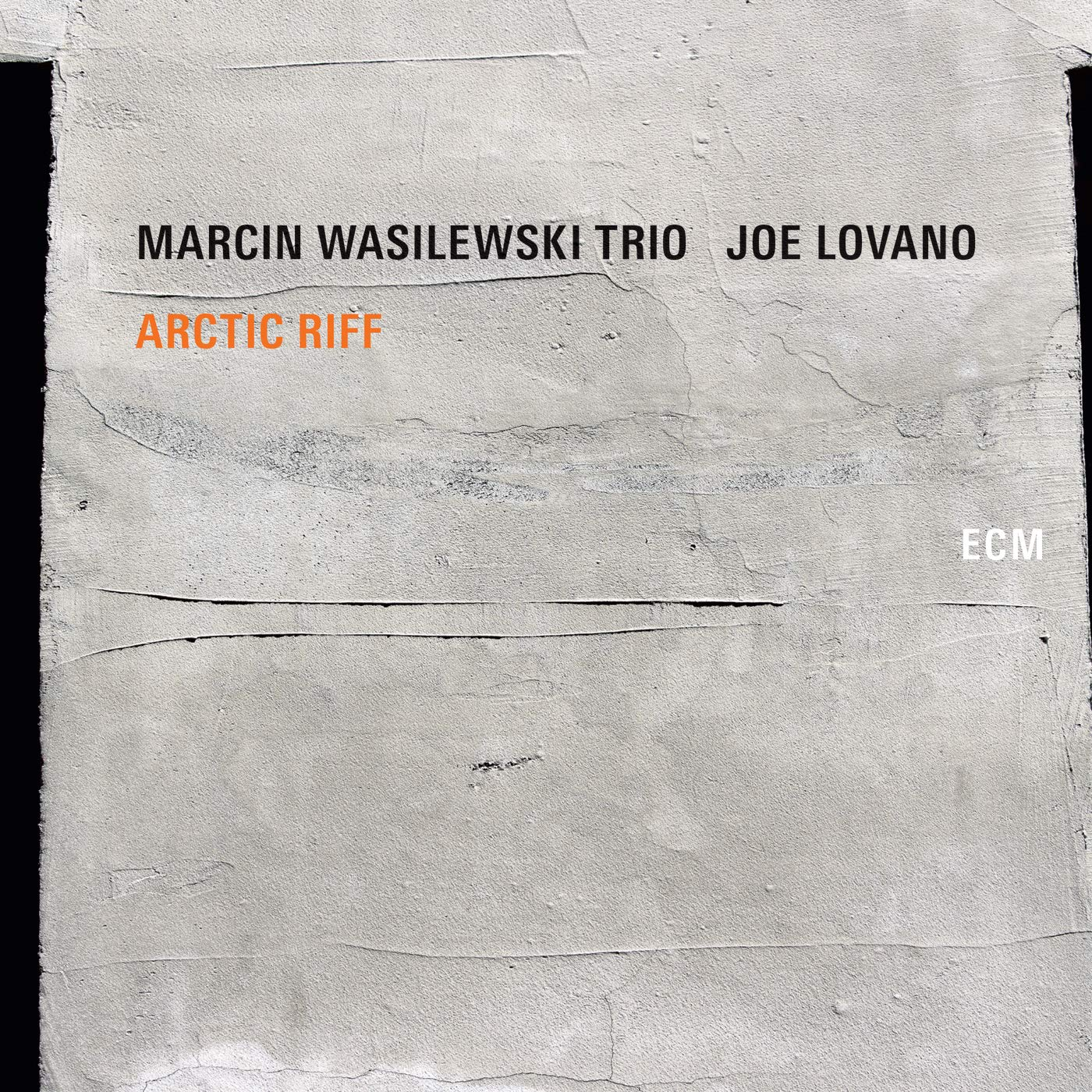 Album borító szöveggel: Marcin Wasilewski Trio, Joe Lovano, Arctic Riff szürke falon.