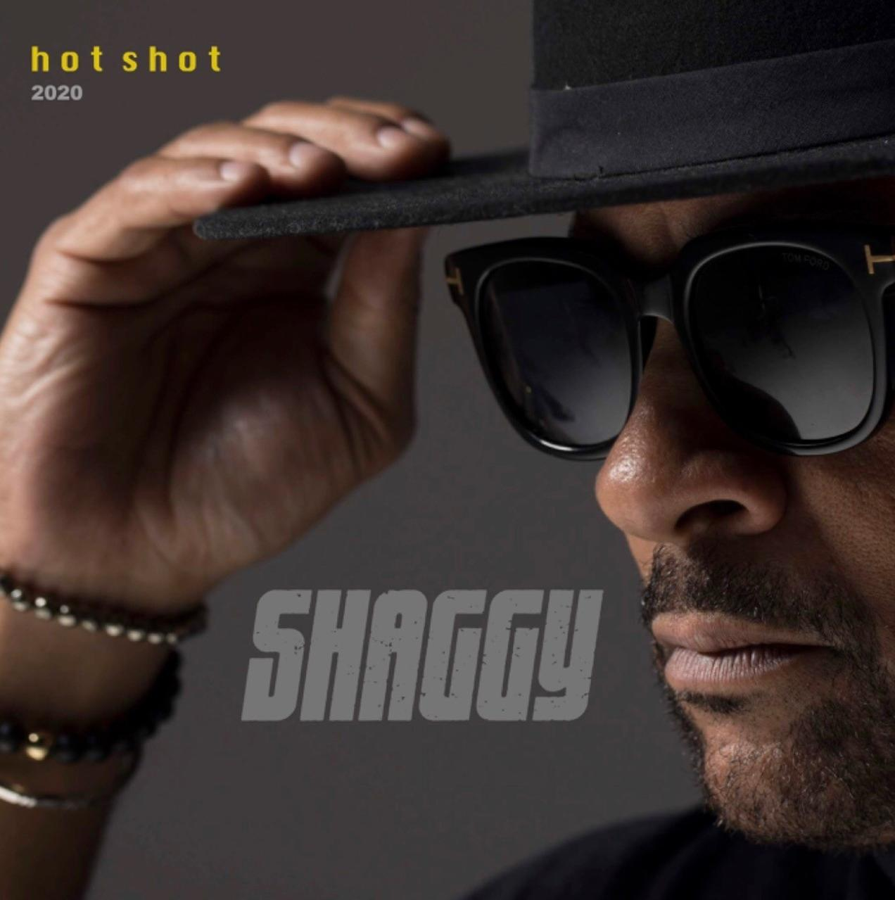 Férfi kalapban és napszemüvegben, 'hot shot 2020 SHAGGY' szöveg szürke háttéren.