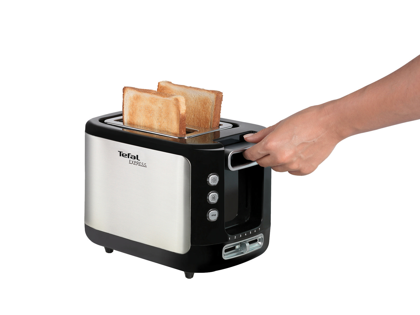 Eine Hand zieht den Hebel an einem schwarz-silbernen Tefal Express Toaster.