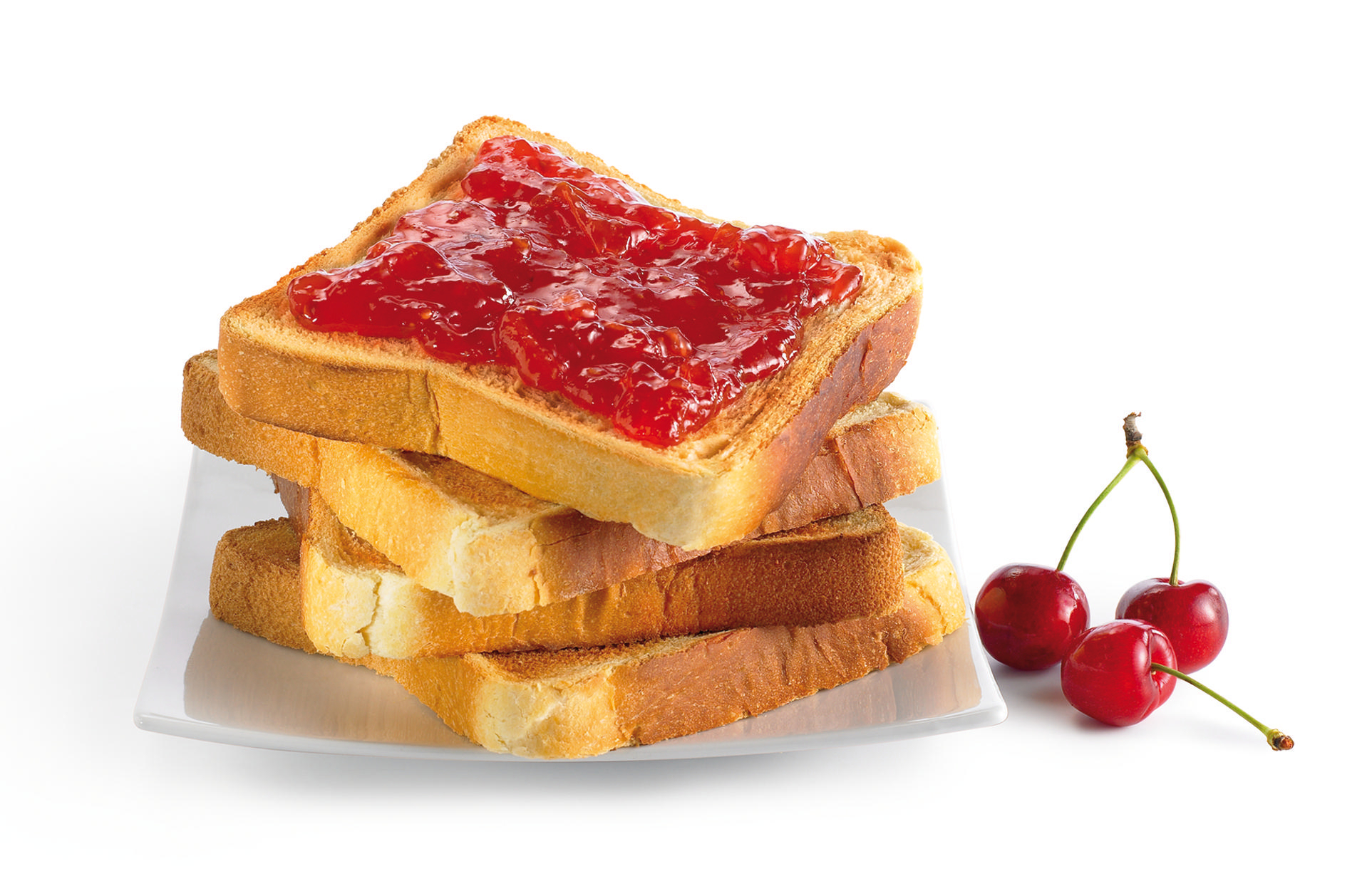 Toaststapel mit Marmelade, Kirschen auf einem Teller. Weißer Hintergrund.