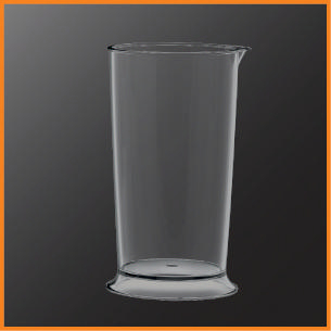 Ein klarer, leerer Becher mit ausgestelltem Boden und Ausguss, vor dunklem Hintergrund.
