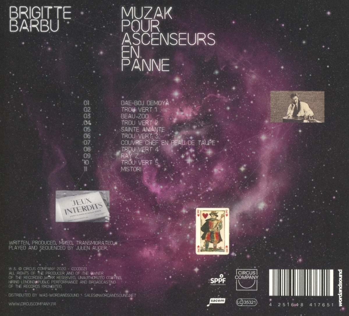 Albumcover mit Text und Bildern auf lila Hintergrund. Enthält Spielkarte und Foto.