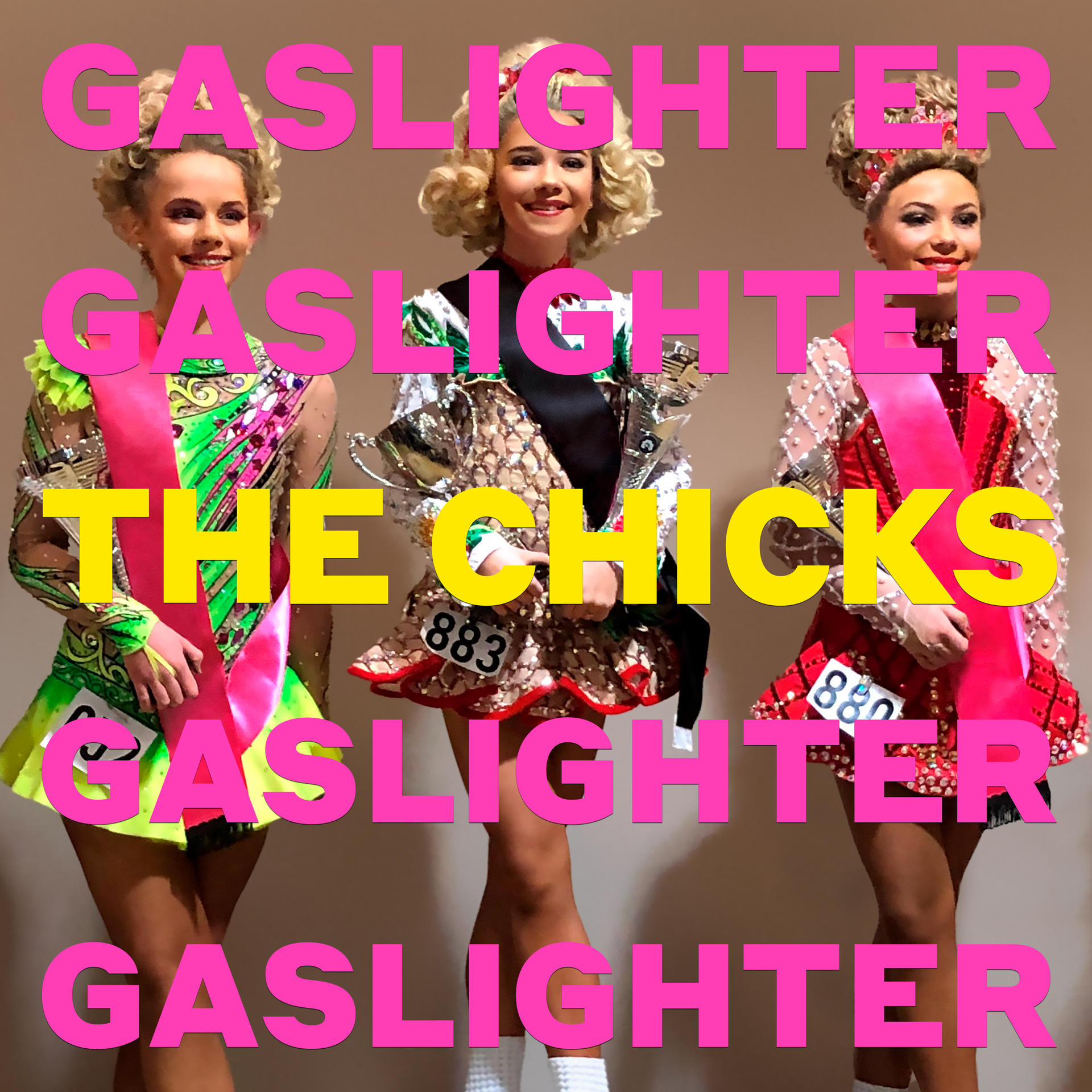 Drie meisjes in dansjurken met 'GASLIGHTER THE CHICKS' tekst.