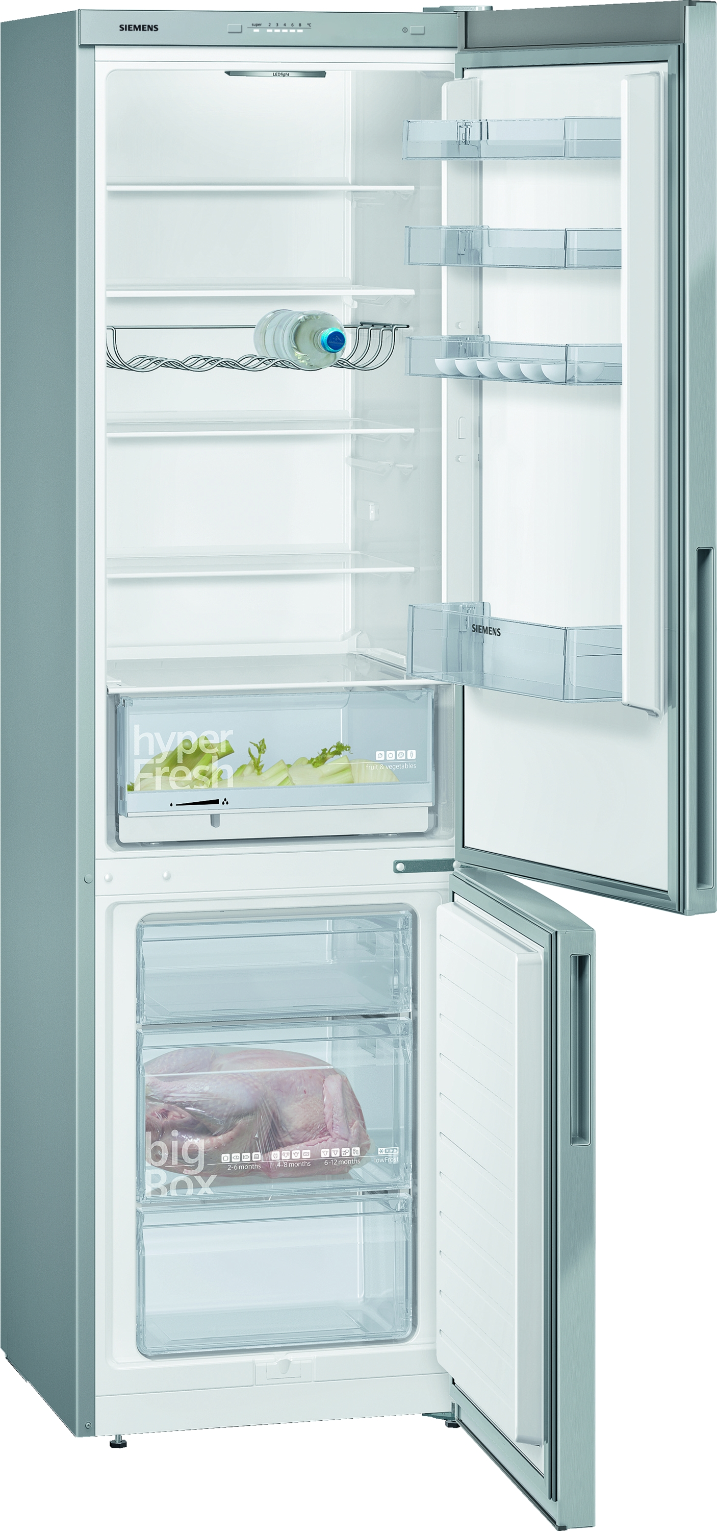 Offener Kühlschrank mit Fächern. Lebensmittel, Wasserflasche und Eisbox sind sichtbar. Weißer Innenraum.