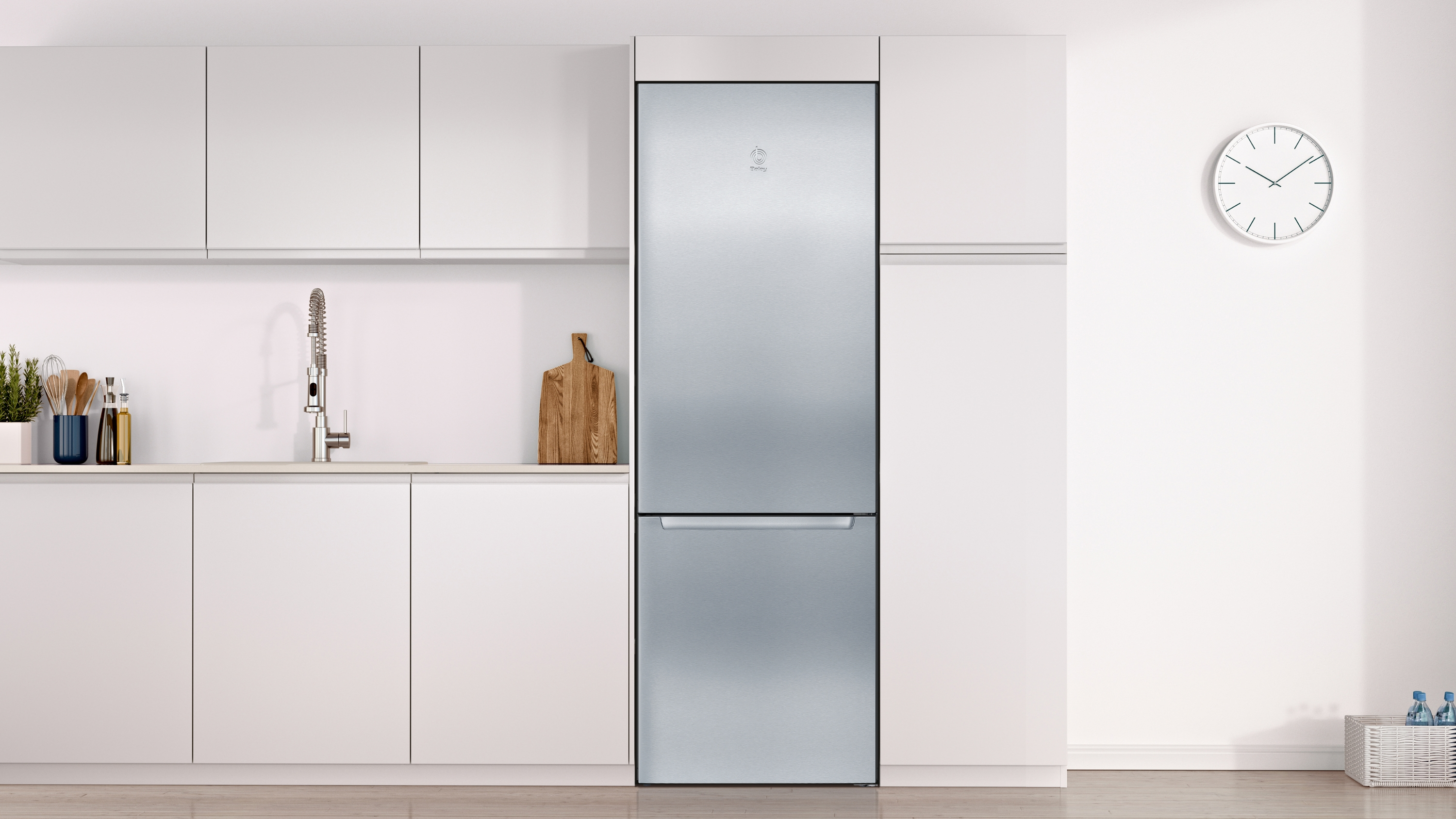Una cocina moderna con armarios blancos, un frigorífico de acero inoxidable y un reloj.