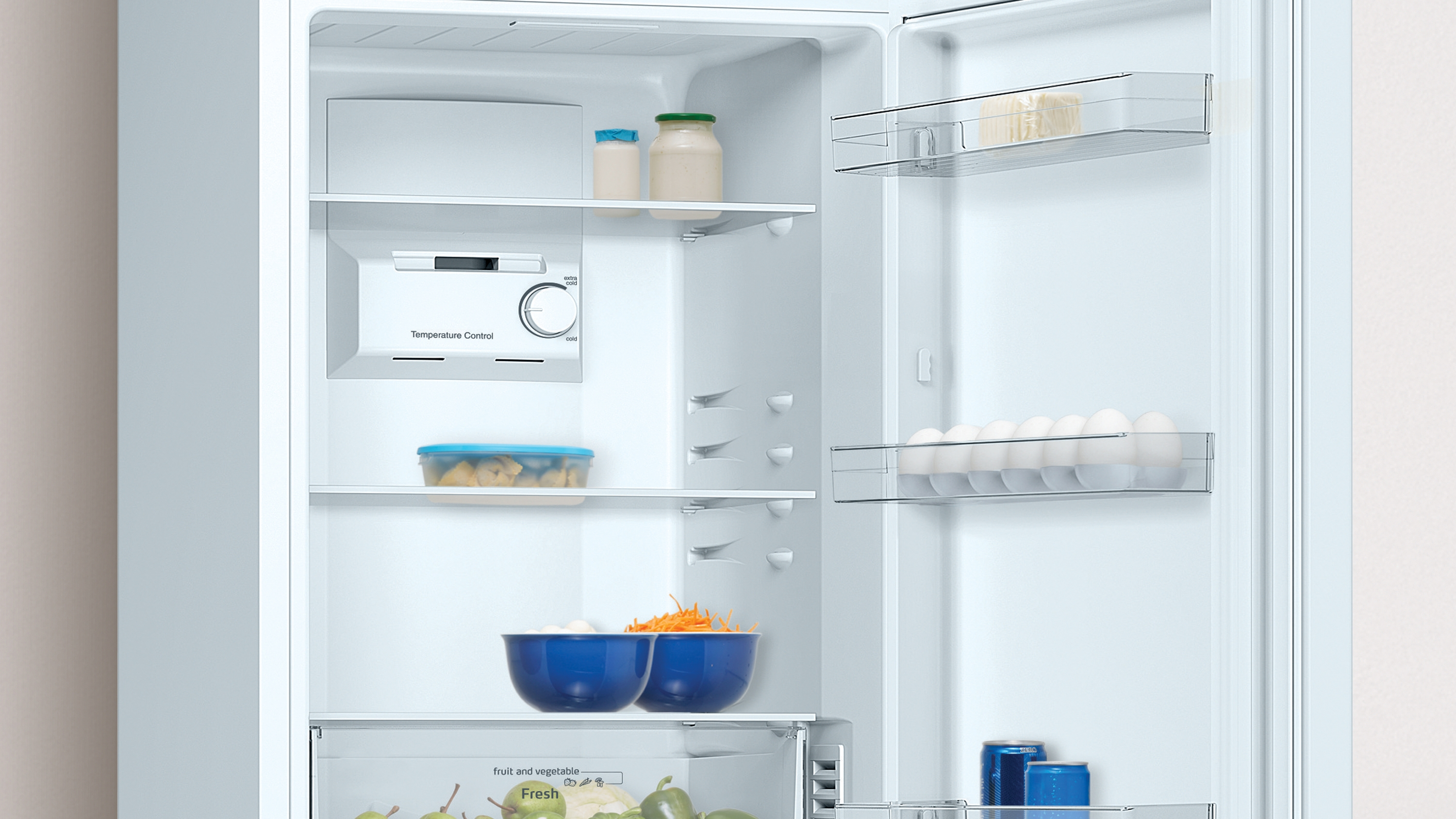 Un interior de nevera con estantes, alimentos y fondo blanco.