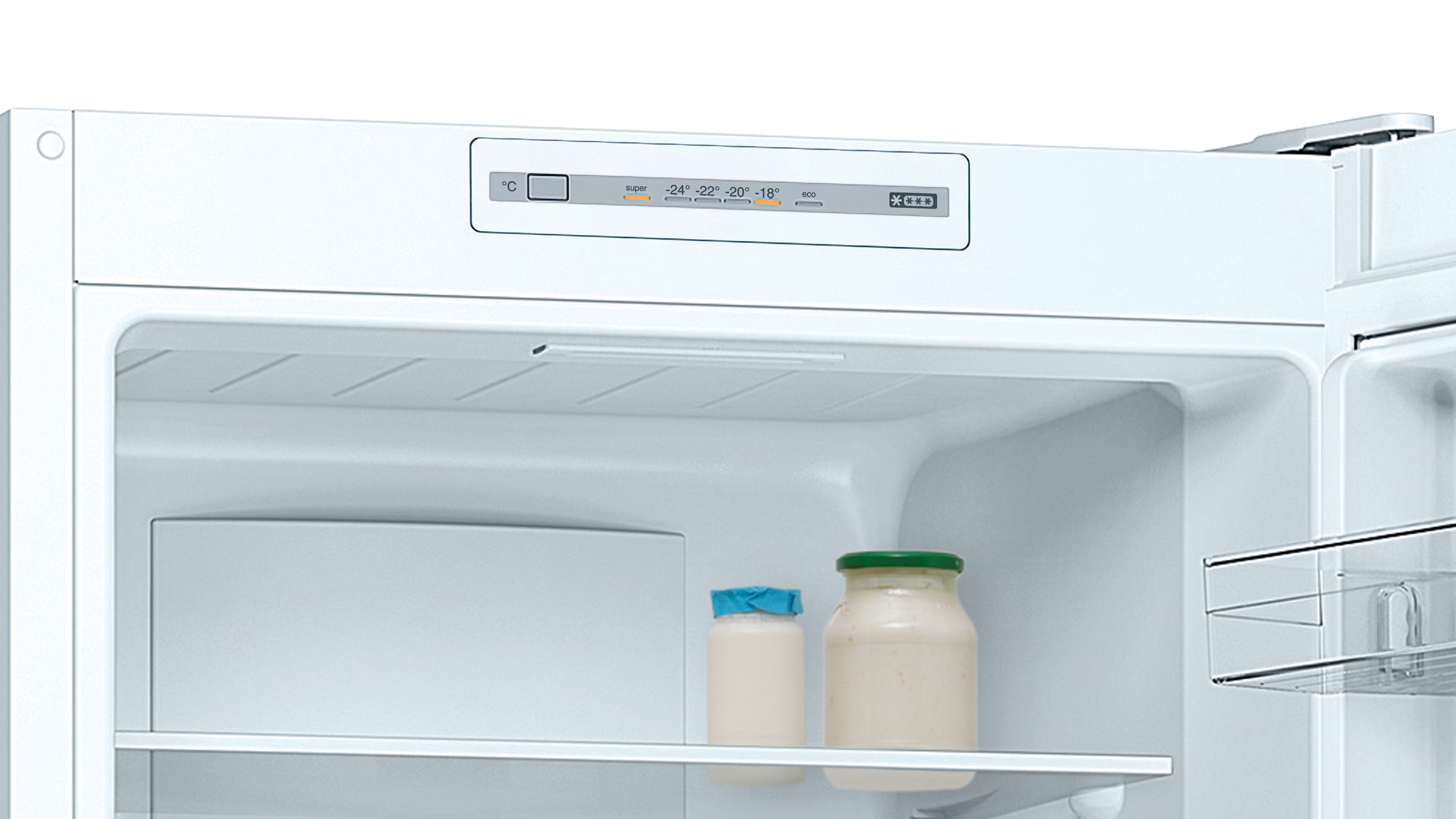 Interior de un refrigerador con dos frascos y un estante. Hay un panel de control en la parte superior.