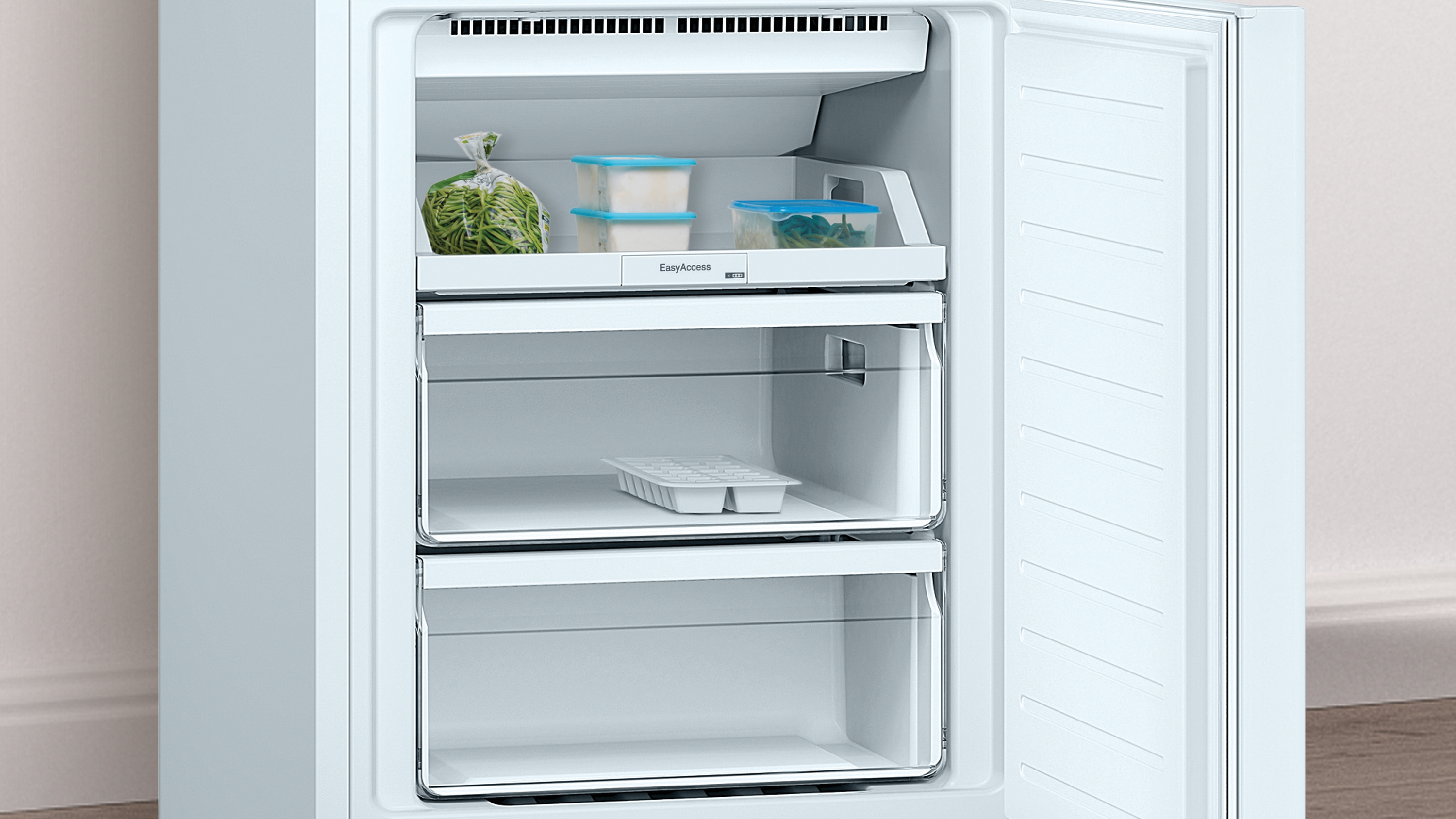 Refrigerador blanco con puertas abiertas, mostrando cajones con recipientes y cubitos de hielo.