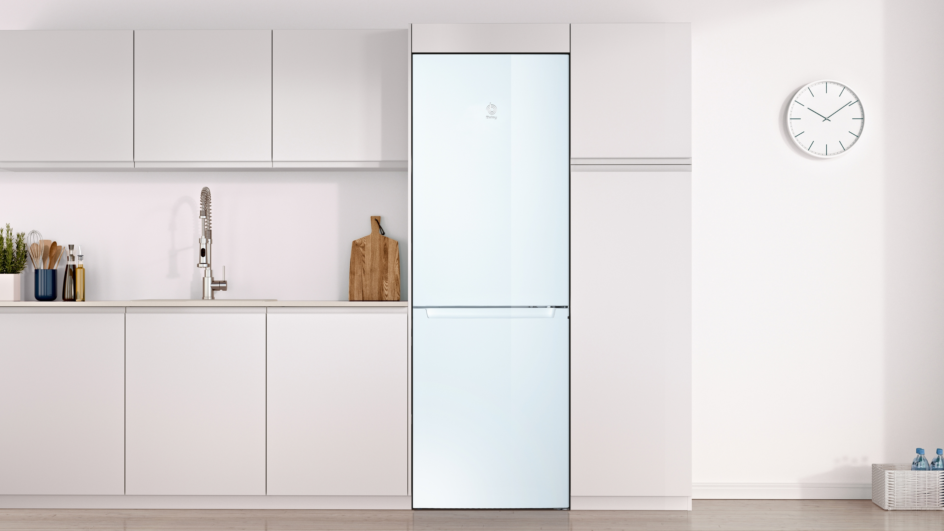 Interior de cocina blanco con gabinetes blancos, un refrigerador y un reloj en la pared. Piso blanco.