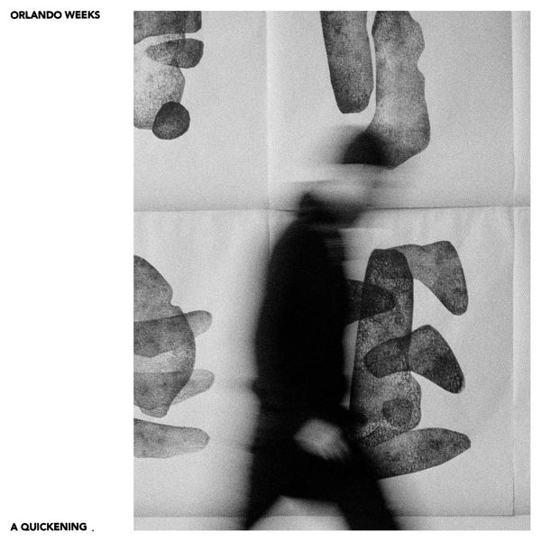 Albumhoes. Vage figuur loopt langs abstracte kunst. Zwart-wit.
