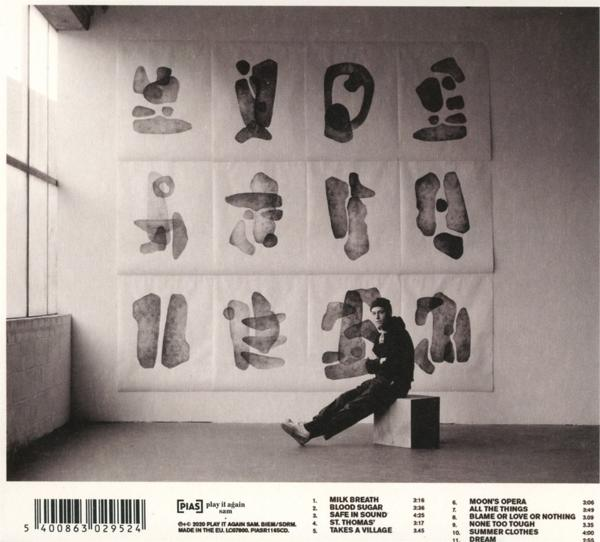 Achterkant album, man zit. Zwart-wit. Witte achtergrond.
