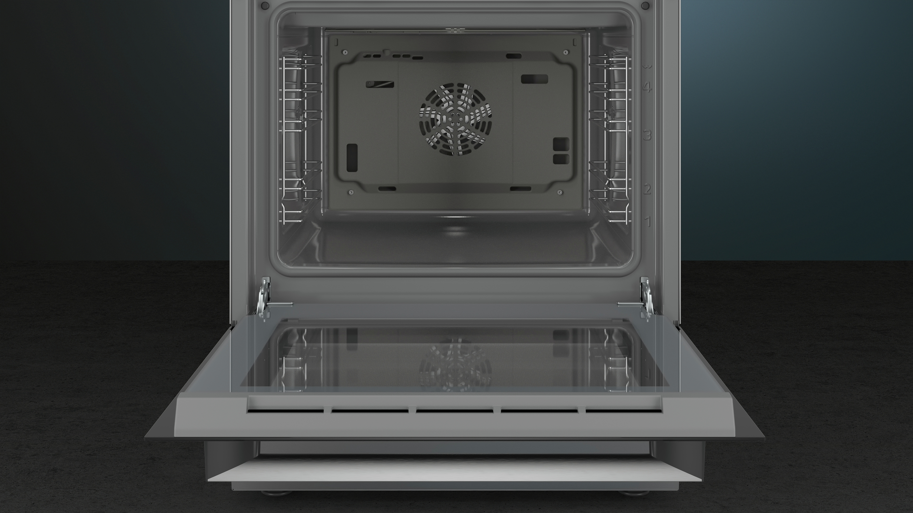 Een open oven met een ventilator erin. De deur staat open. De oven is van staal.