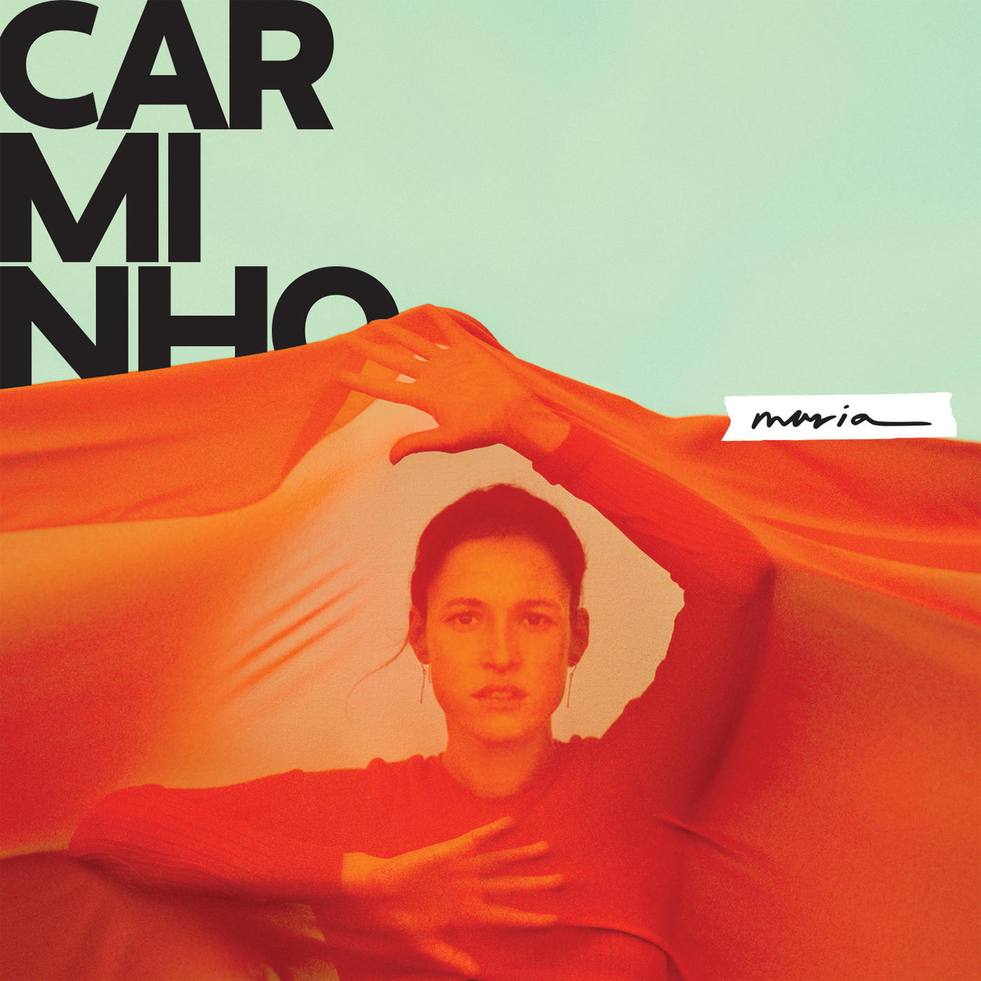Albumcover. Eine Frau hält ein rotes Tuch vor einem blau-orangen Hintergrund, Text: CARMINHO.