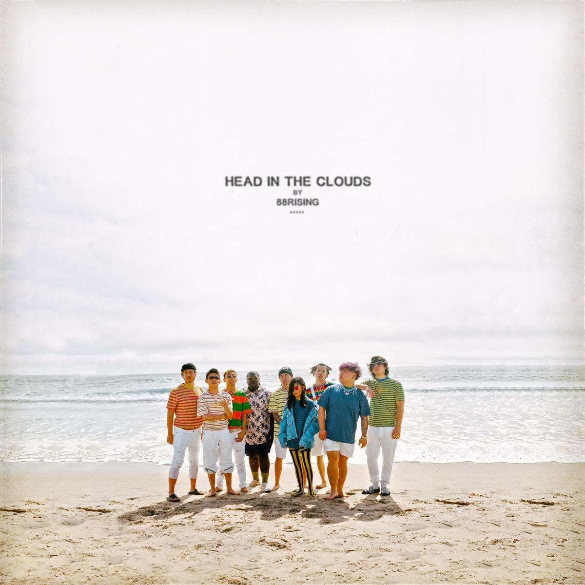 Albumcover mit zehn Personen am Strand. Titel: Head in the clouds.