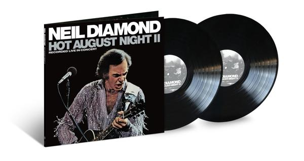 Albumcover von Neil Diamonds Hot August Night II, mit zwei schwarzen Schallplatten daneben.