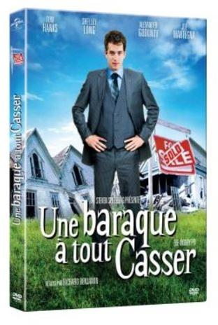 Couverture DVD de "Une baraque à tout casser" avec un homme en costume devant des maisons.