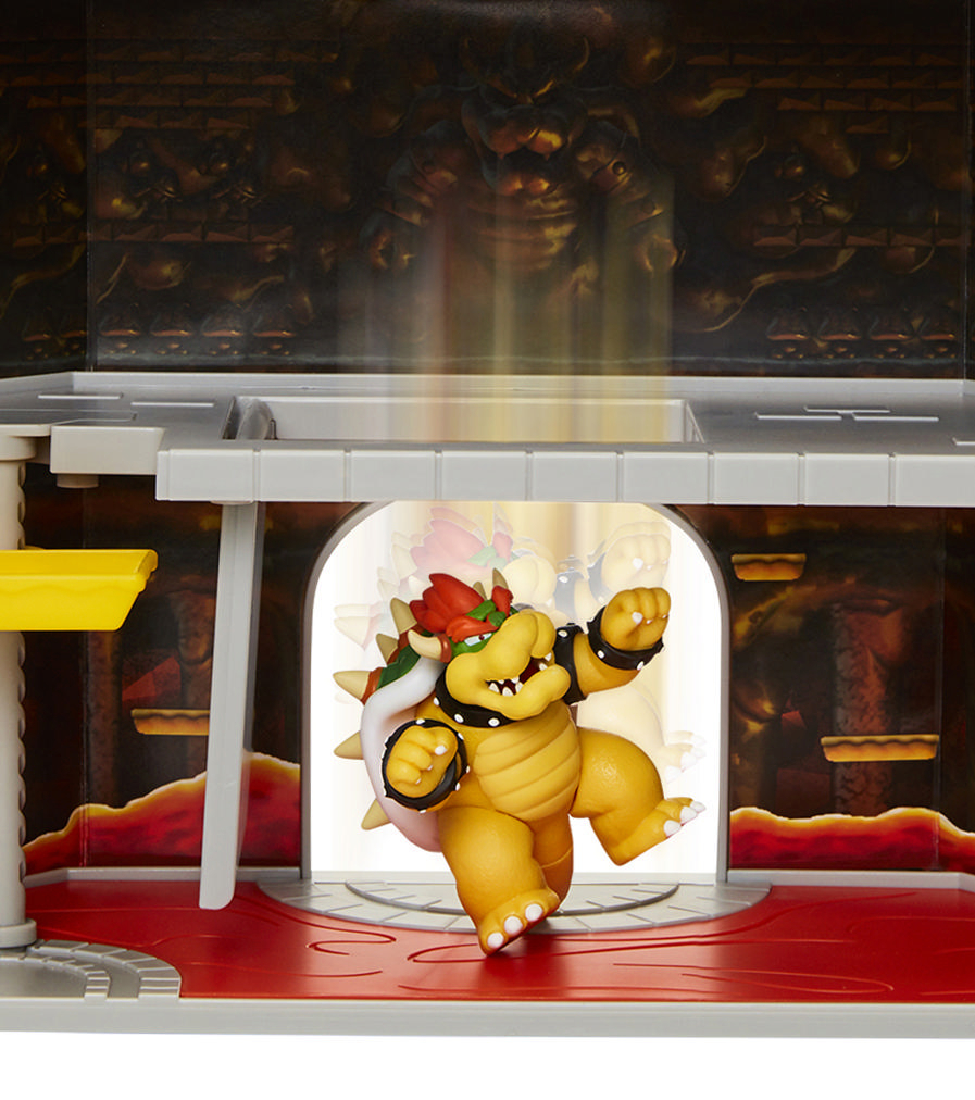 Bowser-Spielfigur in einem Burg-Spielset. Die Figur ist gelb, mit rotem Irokesenschnitt. Der Hintergrund zeigt ein Burginnere.