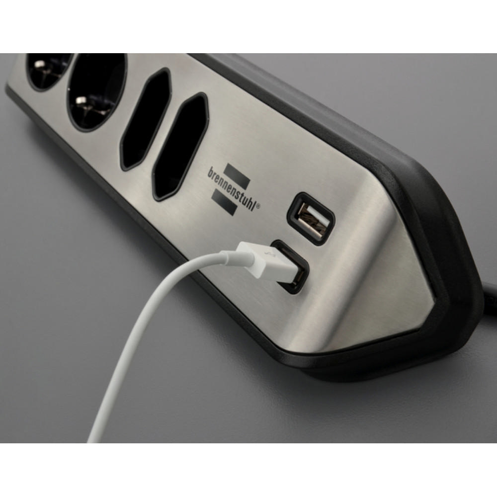 Eine silber-schwarze Steckdosenleiste mit drei Steckdosen, USB-Anschlüssen und weißem Kabel.