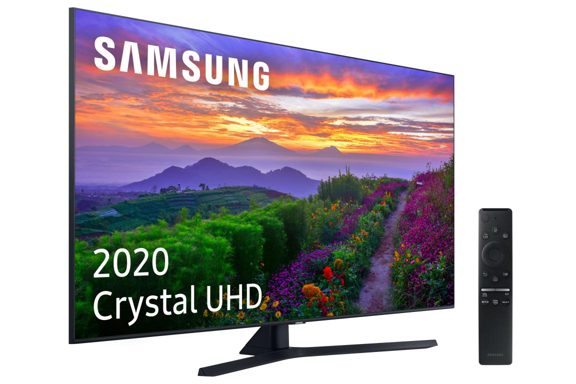 Televisor de pantalla plana grande con imagen de atardecer, mando a distancia. Fondo blanco.