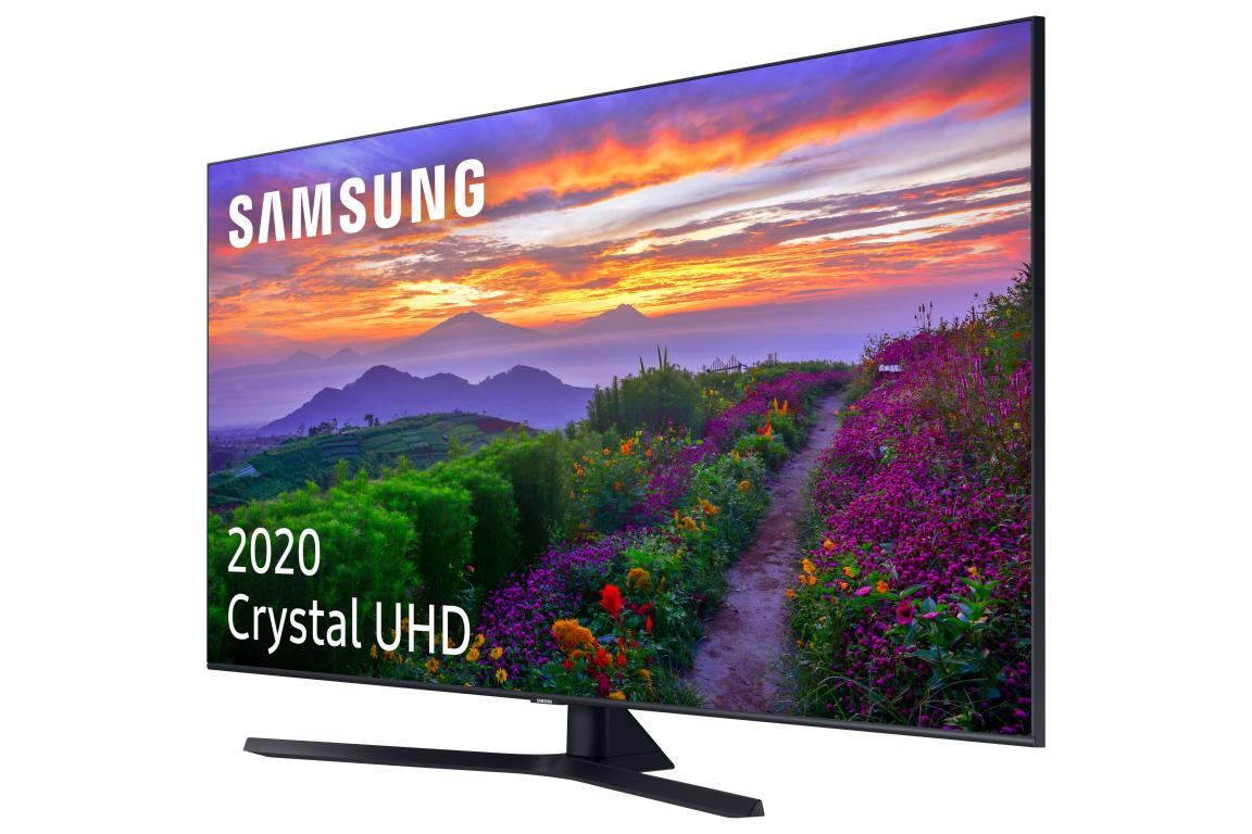 Un gran televisor Samsung que muestra un paisaje colorido, con flores y montañas.