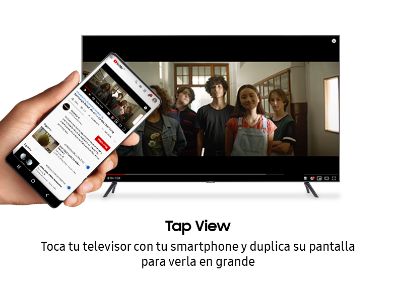 Una mano sosteniendo un teléfono muestra un video en un televisor, con texto en español.
