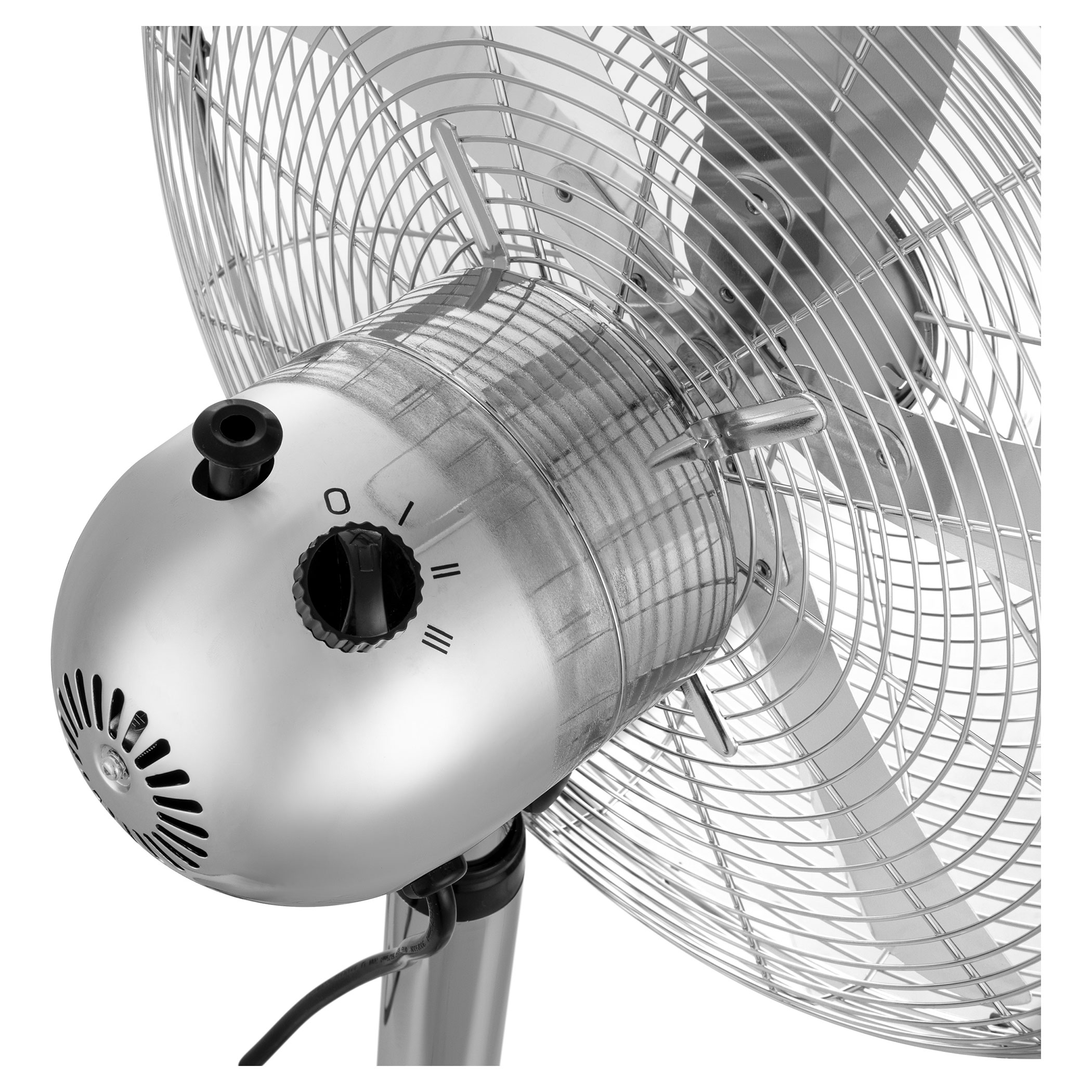 Ezüst elektromos ventilátor. A ventilátor króm felületű, fekete gombbal a sebességszabályozáshoz.