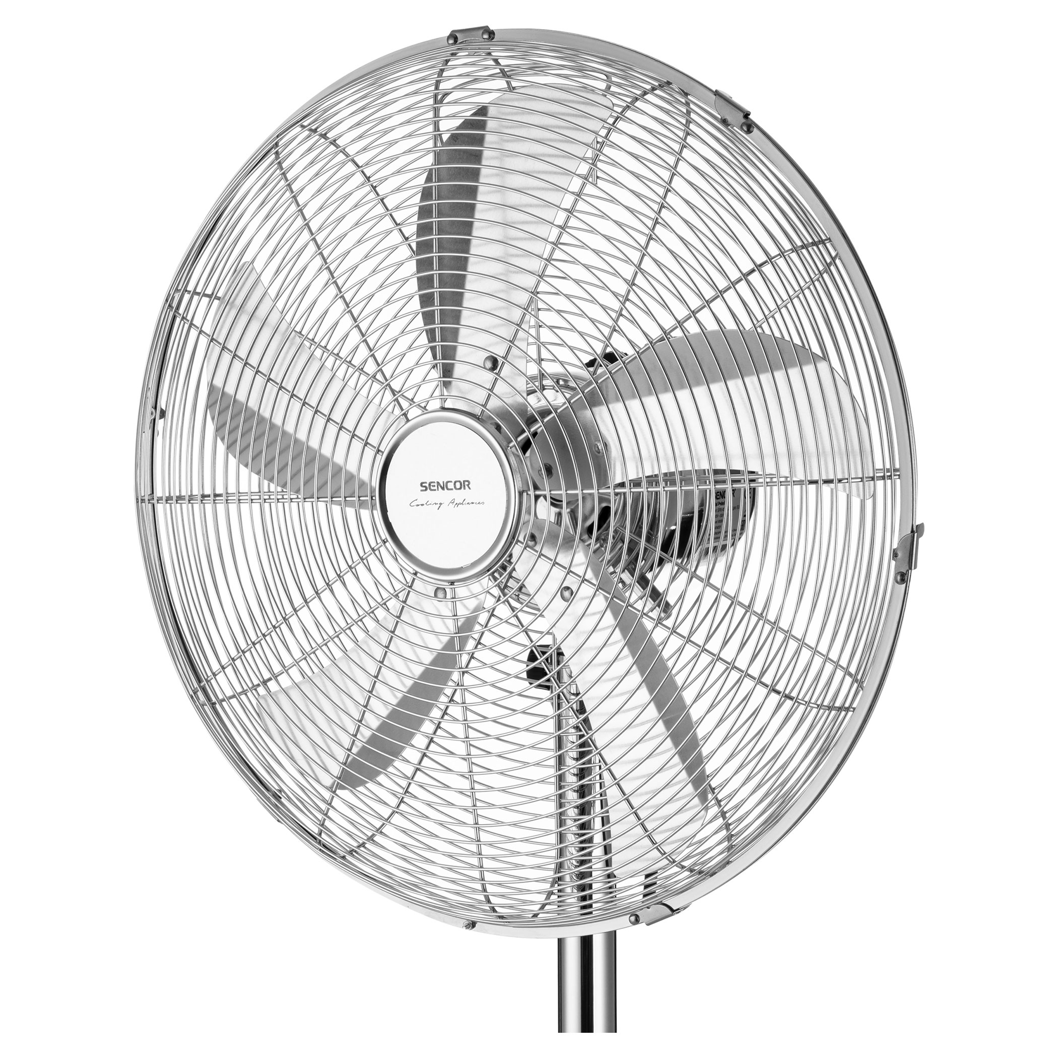 Krómozott állóventilátor, kerek ketreccel, mely védi a lapátokat.