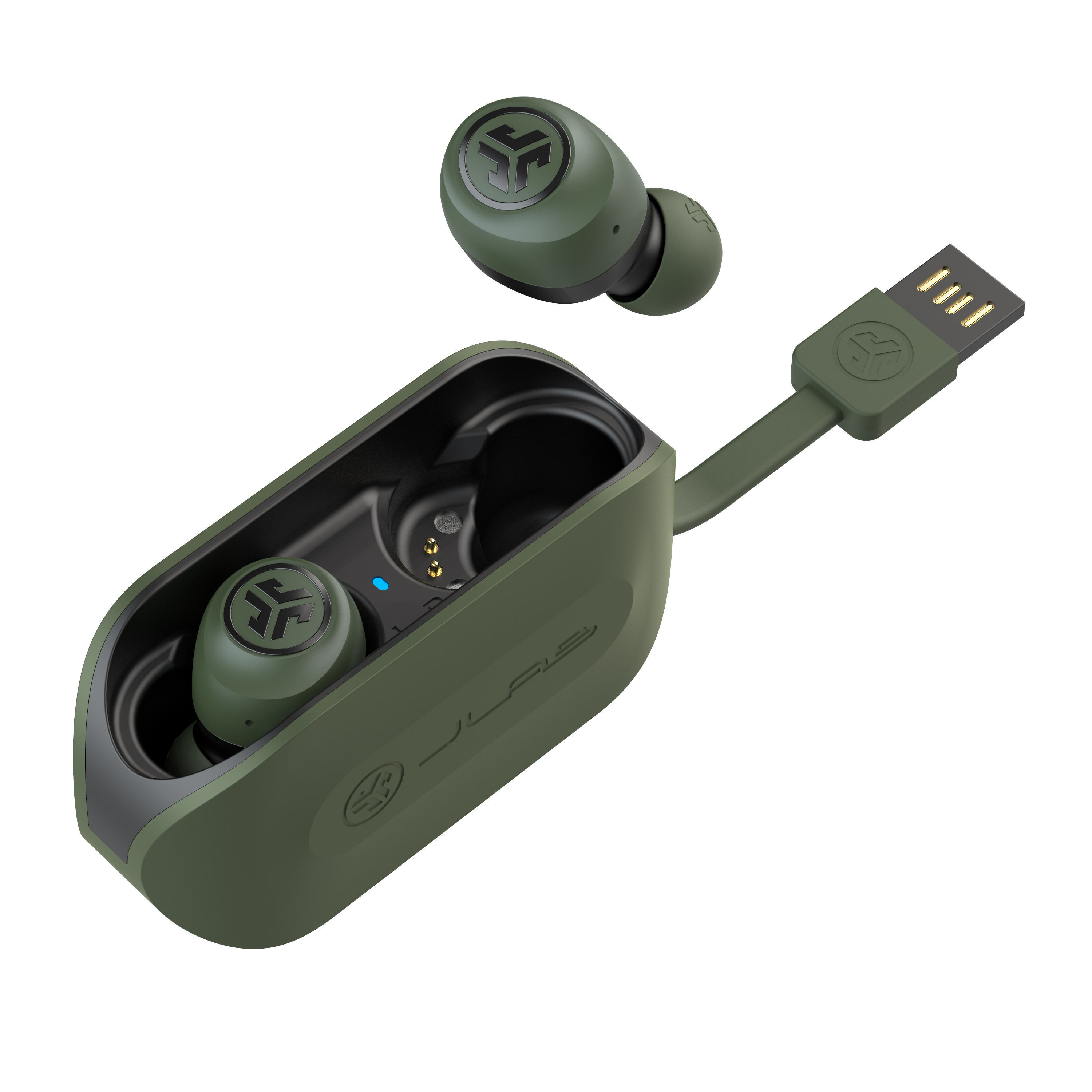 Olivgrüne kabellose Ohrhörer, Ladecase und USB-A-Anschluss auf weißem Untergrund.