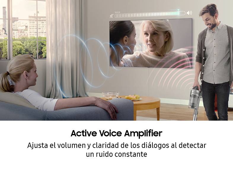 Una sala de estar con un televisor que muestra a una mujer. Un hombre aspira. El texto dice 'Amplificador de Voz Activa'.