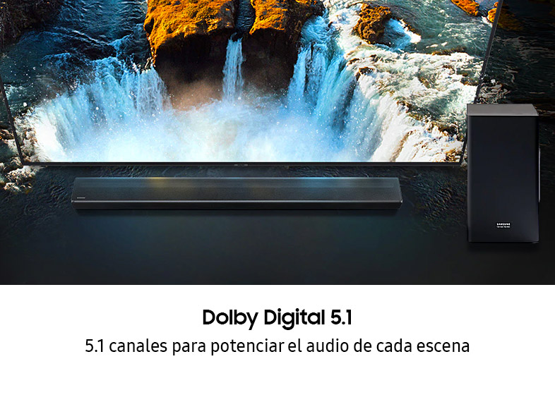 Una barra de sonido negra y un subwoofer debajo de un televisor que muestra una escena de cascada. Dolby Digital 5.1 está escrito.