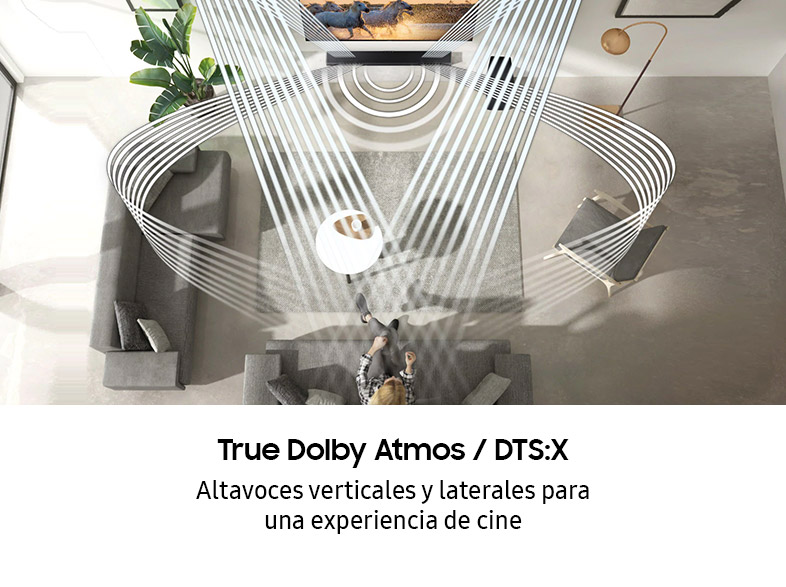 Una habitación con un televisor, sofás y una mesa de centro. Las ondas sonoras emanan del televisor. Texto: True Dolby Atmos.