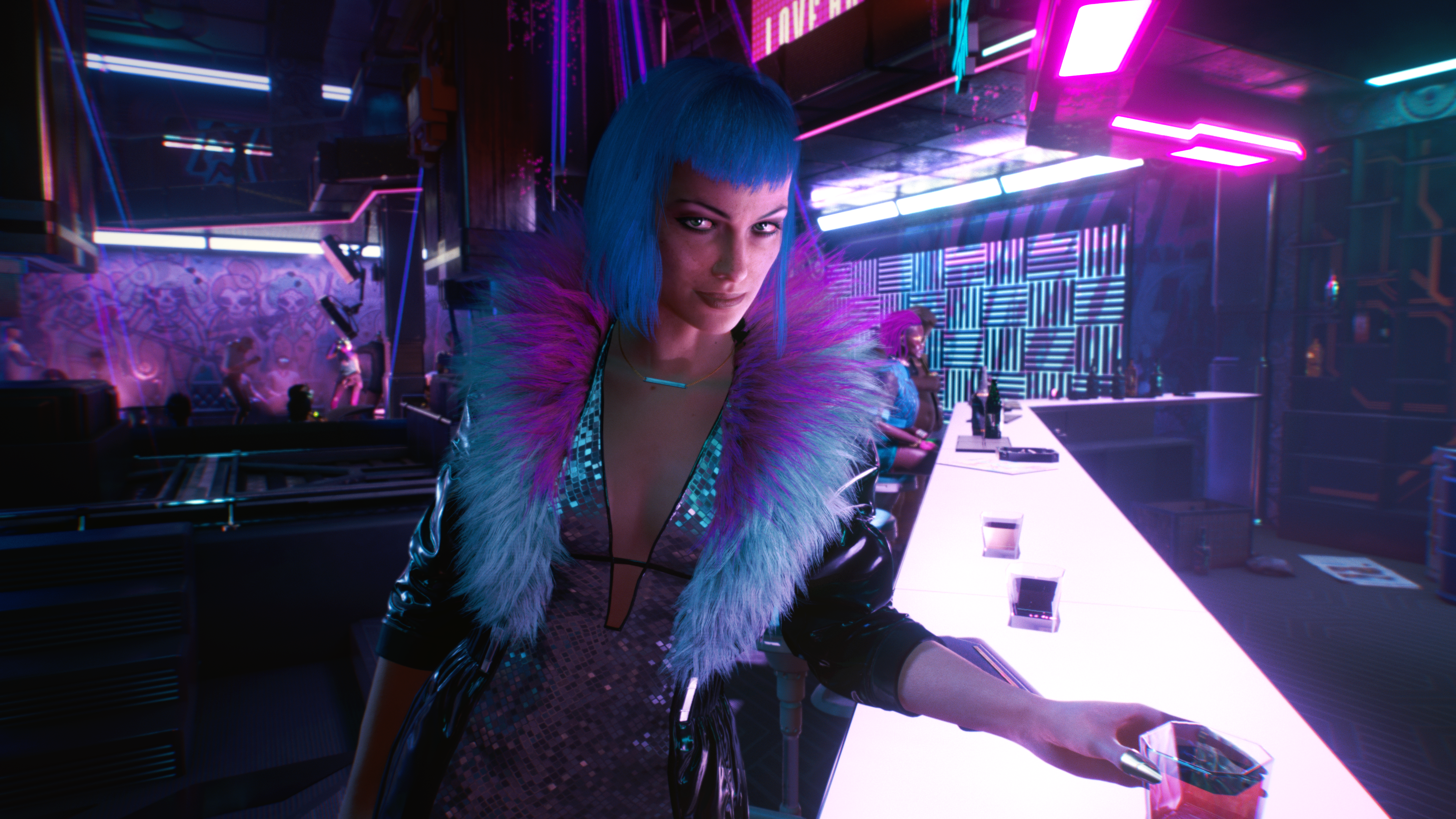 Mujer con cabello azul en un bar, la escena es vibrante e iluminada con neón, sosteniendo una bebida.