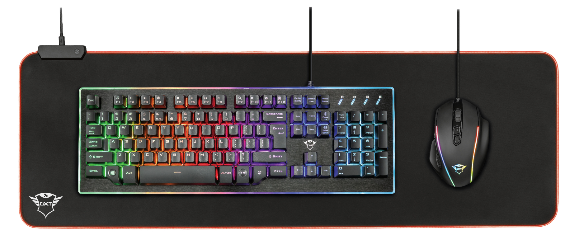 Teclado y ratón para juegos negros sobre una alfombrilla grande negra y roja.