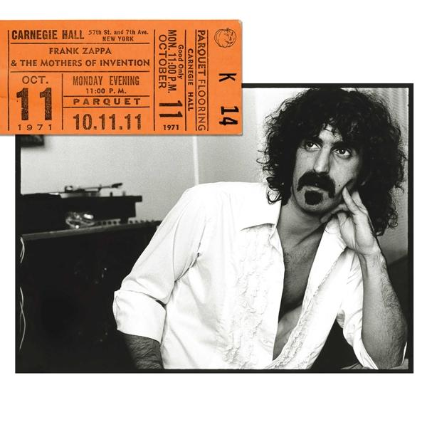 Frank Zappa avec un billet pour le Carnegie Hall. Photo en noir et blanc.