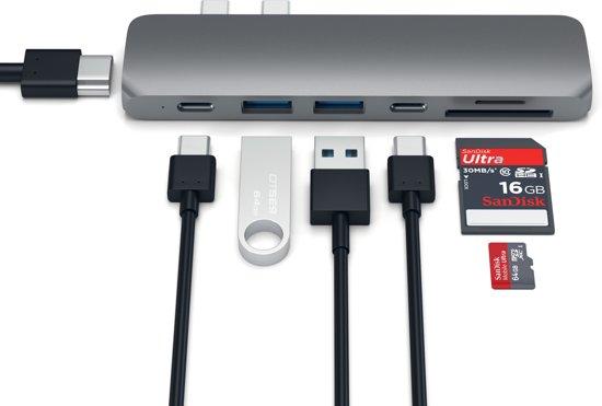 Çeşitli kablolar, bir flash sürücü ve SD kartlarla gri bir USB-C hub.