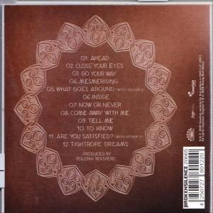 Albumcover mit braunem Hintergrund und kreisförmigem Design mit Songtiteln.