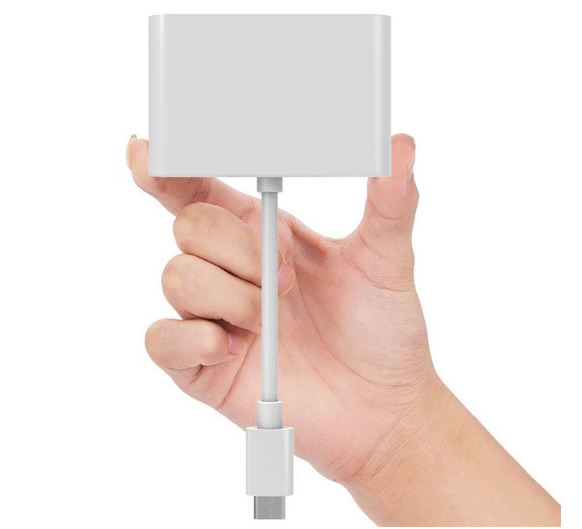 Elde tutulan beyaz adaptör, bağlı beyaz kablo ve ucunda bir USB-C konektörü.