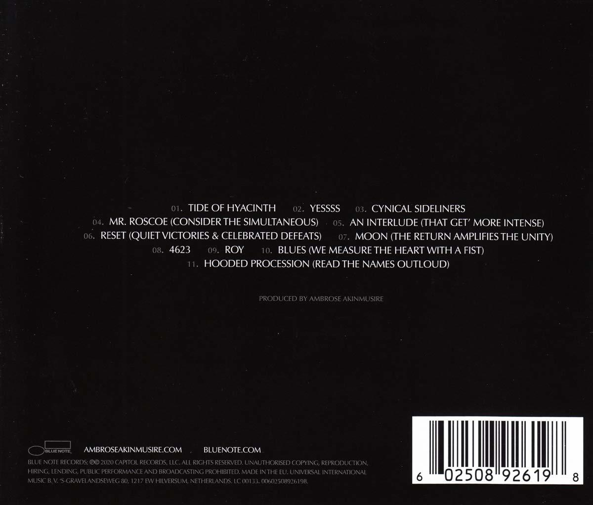 Rückseite einer CD mit Songtiteln und Barcode. Schwarzer Hintergrund mit weißem Text.