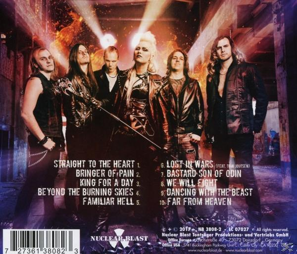 Album borító, a banda tagjaival egy épület előtt. A szöveg a dalok címeit sorolja fel. A Nuclear Blast logója alul található.