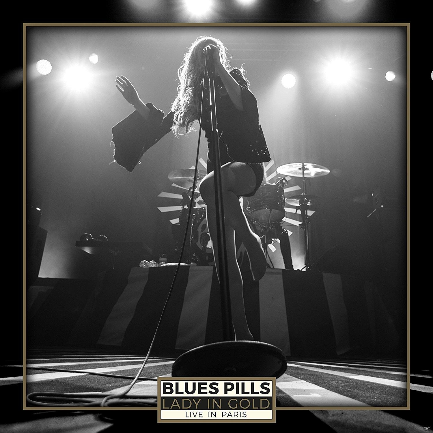Blues Pills album borítója. Egy nő énekel mikrofonba a színpadon, a háttérben a zenekar.