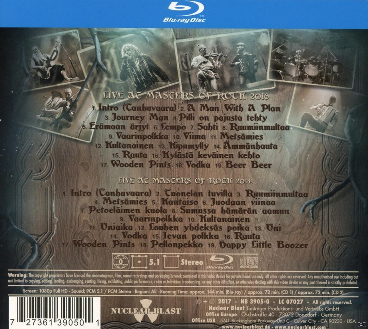 Egy Blu-ray lemez tokjának hátulja, egy zenekar képeivel és a 'Live at Masters of Rock 2016' albummal kapcsolatos szöveggel.