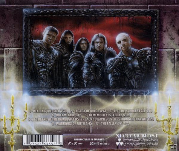 CD borító a zenekar fotójával, a számcímekkel és a zenekar logójával, sötét háttérrel gyertyákkal.