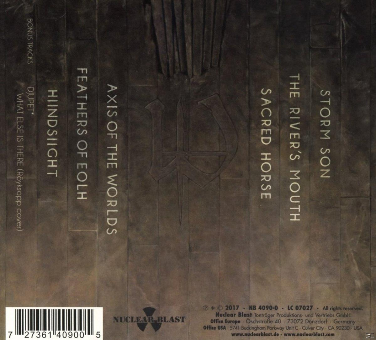 CD-Cover: Rückseite eines Albums. Text mit Titeln. Brauntöne, dunkler Hintergrund.