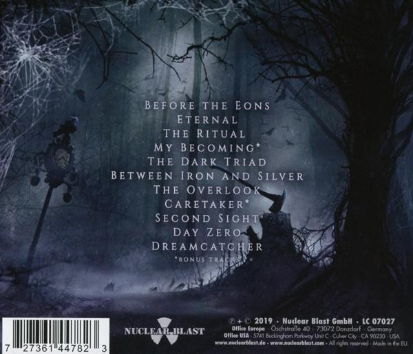 Albumcover. Dunkle, bewaldete Szene. Text auf der Rückseite. Dark-Art-Stil.