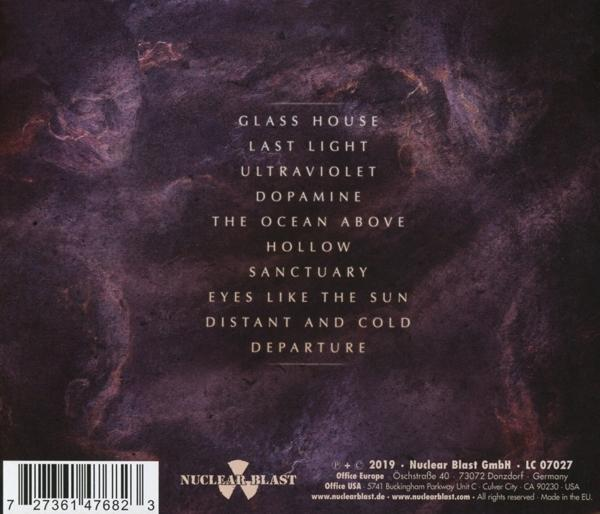 Die Rückseite eines Musikalbums mit Titelliste und Logo, in einem lila Thema.