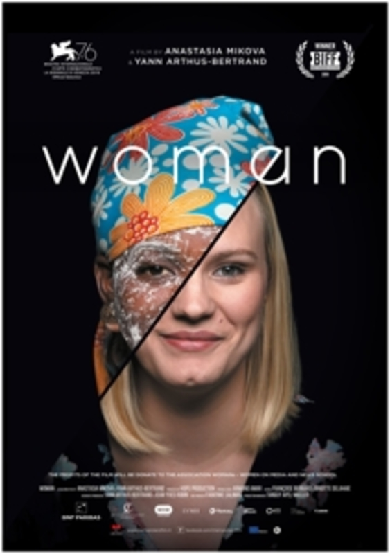Filmposter Woman. Halve gezicht bedekt met wit poeder, de andere helft glimlachend, met een kleurrijke hoofddoek.